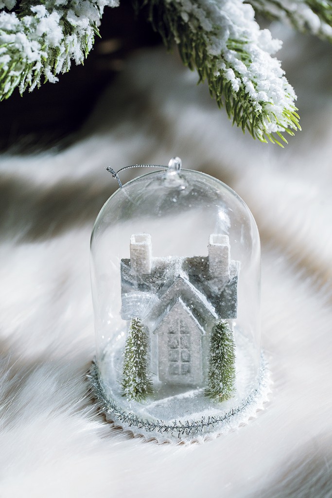 Coincasa stakleno zvono sa kućicom u snegu. Zarobljeni trenutak snežne idile.